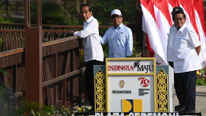 Presiden Jokowi meresmikan Plaza Seremoni Sumbu Kebangsaan Presiden Joko Widodo (kiri) didampingi Seskab Pramono Anung (kanan) dan Mensesneg Pratikno meninjau Plaza Seremoni Sumbu Kebangsaan usai diresmikan di Ibu Kota Nusantara, Kalimantan Timur, Rabu (14/8/2024). Sumbu kebangsaan merupakan ruang terbuka yang menggambarkan keharmonisan hubungan antara manusia dengan Tuhan, manusia dengan alam lingkungan, dan manusia dengan sesamanya. ANTARA FOTO/Sigid Kurniawan/foc.