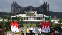 Presiden Joko Widodo (tengah) menyampaikan sambutan didampingi Plt Ketua OIKN Basuki Hadimuljono (kedua kiri), Seskab Pramono Anung (kanan), Mensesneg Pratikno (kedua kanan) dan Plt Wakil Ketua OIKN Raja Juli Antoni saat peresmian Plaza Seremoni Sumbu Kebangsaan di Ibu Kota Nusantara, Kalimantan Timur, Rabu (14/8/2024).    