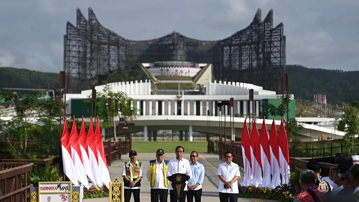 Presiden Joko Widodo (kiri) didampingi Seskab Pramono Anung (kanan) dan Mensesneg Pratikno meninjau Plaza Seremoni Sumbu Kebangsaan usai diresmikan di Ibu Kota Nusantara, Kalimantan Timur, Rabu (14/8/2024). Sumbu kebangsaan merupakan ruang terbuka yang menggambarkan keharmonisan hubungan antara manusia dengan Tuhan, manusia dengan alam lingkungan, dan manusia dengan sesamanya. ANTARA FOTO/Sigid Kurniawan/foc.