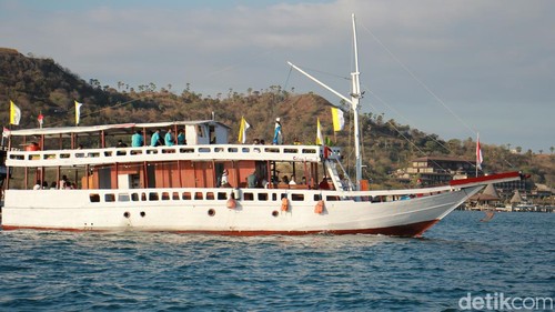 Prosesi laut Patung Bunda Maria diarak dengan kapal pinisi ke pelabuhan dalam rangkaian Festival Golo Koe di Labuan Bajo, NTT, Rabu (14/8/2024)