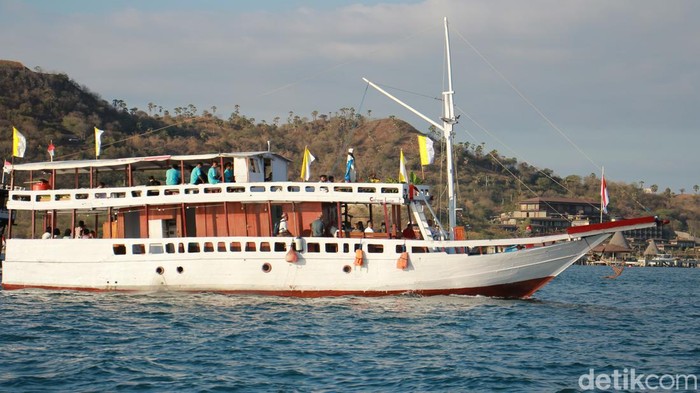 Prosesi laut Patung Bunda Maria diarak dengan kapal pinisi ke pelabuhan dalam rangkaian Festival Golo Koe di Labuan Bajo, NTT, Rabu (14/8/2024)