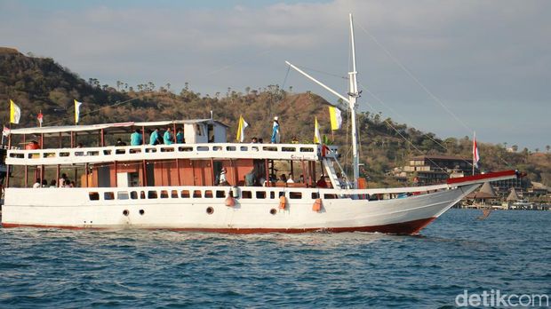 Prosesi laut Patung Bunda Maria diarak dengan kapal pinisi ke pelabuhan dalam rangkaian Festival Golo Koe di Labuan Bajo, NTT, Rabu (14/8/2024)
