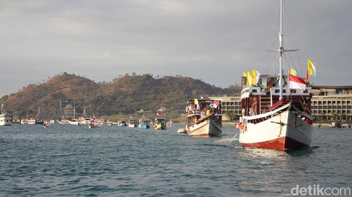 Prosesi laut Patung Bunda Maria diarak dengan kapal pinisi ke pelabuhan dalam rangkaian Festival Golo Koe di Labuan Bajo, NTT, Rabu (14/8/2024)