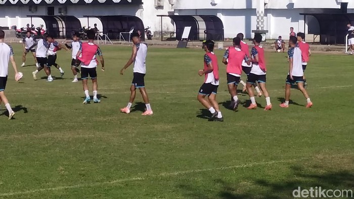 PSM Makassar menggelar latihan tanpa Yuran Fernandes di Stadion Kalegowa jelang melawan PSBS Biak di Liga 1 2024/2025.