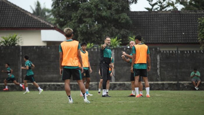 Pelatih PSS Sleman, Wagner Lopes saat sesi latihan.
