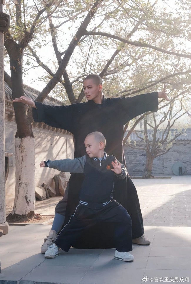 Sayangnya, nyawa Qiu Feng tidak bisa diselamatkan. Berita mengenai kematian biksu tersebut kemudian diungkap melalui unggahan Xiao Hong Shu Shaolin San Bao yang mendedikasikan postingan untuk rekannya. Dikatakan jika Qiu Feng telah menyelesaikan tugasnya sebagai biksu di dunia. Foto: Dok. Weibo