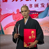 Seorang biksu muda bernama Qiu Feng sempat jadi perbincangan netizen karena visualnya yang menawan. Dijuluki sebagai biksu tertampan, pria yang jago bela diri itu pun punya banyak penggemar di media sosial.  Foto: Weibo