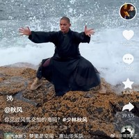 Di internet, Qiu Feng sering membagikan kebolehannya dalam kung fu dan memperkenalkan budaya Shaolin di mana ia memiliki lebih dari 1,5 juta follower. Foto: Dok. Weibo