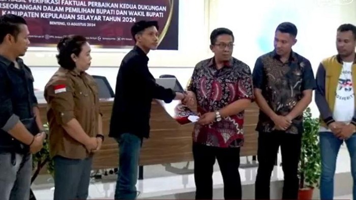 Rapat pleno verifikasi dokumen dukungan bapaslon independen Pilkada Selayar 2024 di Hotel Rayhan Square, Selayar.