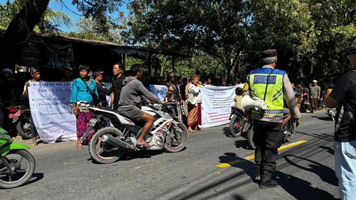 Ratusan masyarakat di Desa Adat Tianyar,  Kecamatan Kubu, Karangasem, berdemonstrasi menuntut penghentian pengurukan laut atau reklamasi yang dilakukan PT Pasir Toya Anyar Kubu, Rabu (14/8/2024) (Dok. Nengah Darma)