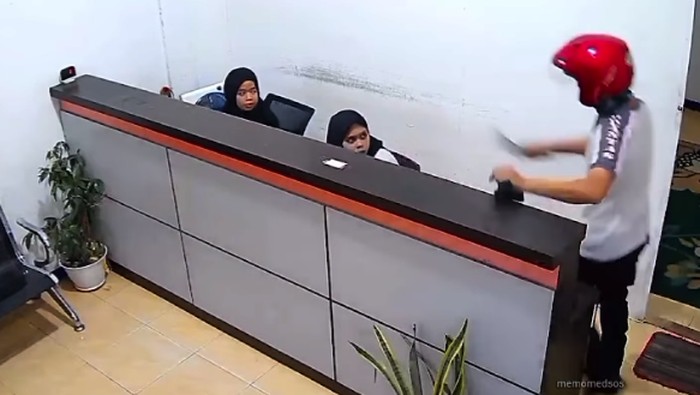 Rekaman CCTV menangkap aksi perampokan gerai BRI Link di Pelalawan, Riau. Pria membawa senjata tajam berhasil membawa kabur Rp 72 juta.