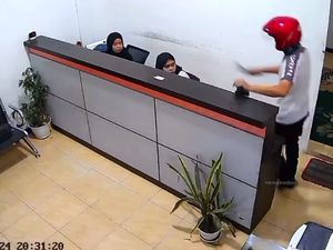 Momen Pria Berbaju Polantas Rampok BRI Link di Riau, Rp 72 Juta Raib