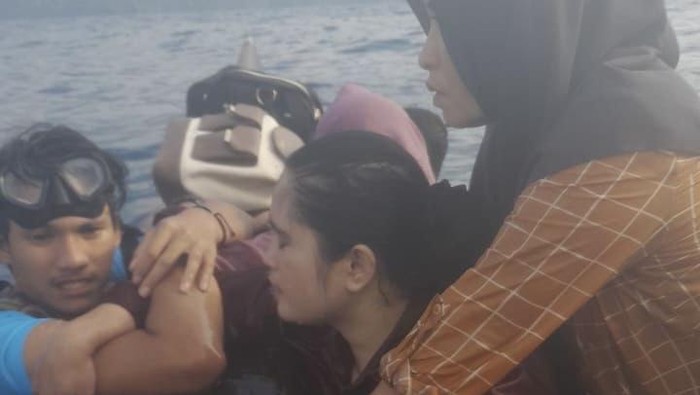 Rombongan dosen Unhas bertumpu di atas perahu yang tenggelam usai dihantam ombak.