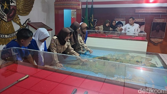 Rombongan pelajar mendatangi Museum Subkoss Lubuklinggau untuk membuat tugas sekolah
