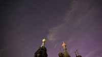 Sejumlah negara, salah satunya Rusia, saat ini mendapatkan keuntungan besar, lantaran bisa berkesempatan melihat Aurora Borealis atau cahaya utara yang sedang menari berbarengan dengan hujan meteor Perseid. (AP Photo/Pavel Bednyakov)  