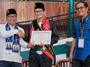 Gegara Sering Pantun, Sandiaga Dinobatkan Jadi Babe Dedengkot Betawi