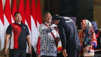 Jajaran Kemenpora, KOI, serta induk pengurus olahraga angkat besi dan panjat besi turut di antara barisan penyambut.