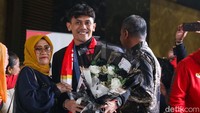 Suasana haru menyelimuti penyambutan tersebut. Terlebih saat Veddriq dan Rizki Juniansyah tiba langsung disambut keluarganya.