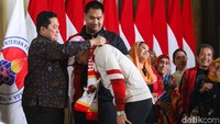 Veddriq lebih dulu dikalungi bunga oleh Menpora Dito Ariotedjo, kemudian Rizki mendapat kalungan bunga dari IOC Member Erick Thohir.