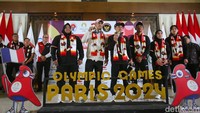 Adapun Komite Eksekutif KOI Jadi Rajagukguk, CdM Olimpiade Anindya Bakrie, Sekretaris Jenderal PB PABSI Djoko Pramono, dan Ketum FPTI Yenny Wahid masuk dalam jajaran yang menyambut kedua atlet peraih medali emas Olimpiade Paris 2024.