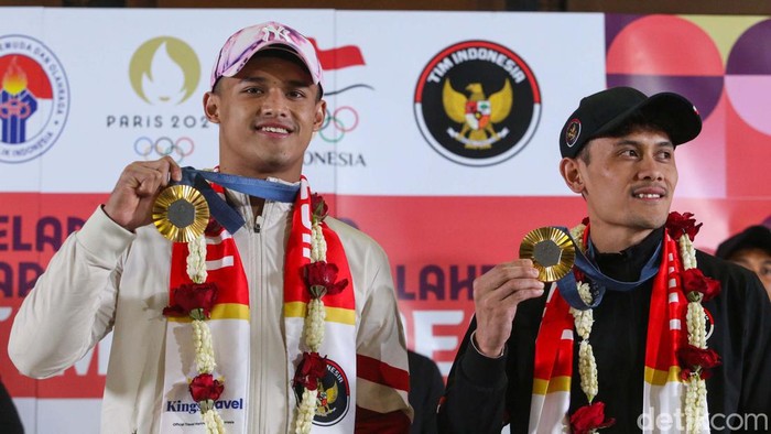 Peraih medali emas Olimpiade 2024 Rizki Juniansyah dan Veddriq Leonardo tiba di Tanah Air. Mereka akan menerima bonus Rp 6 miliar.