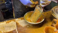 Bahkan, Shanty juga mampir ke kedai jamu. Ia membelikan jamu masuk angin untuk dicoba oleh adik iparnya. Foto: YouTube Shanty di China