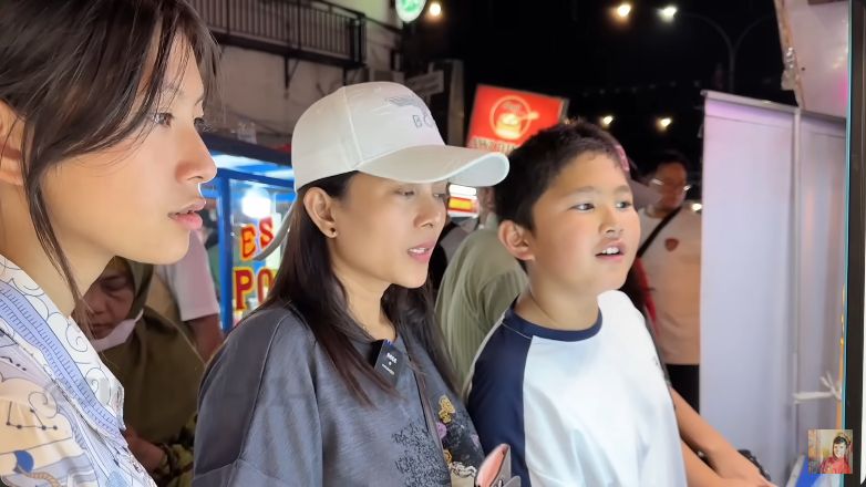 Shanty di China kulineran di Pasar Lama Tangerang