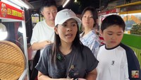 Begini keseruan Shanty saat mengajak suami dan kedua anaknya kulineran. Mereka membeli banyak jajanan untuk dicicipi. Foto: YouTube Shanty di China