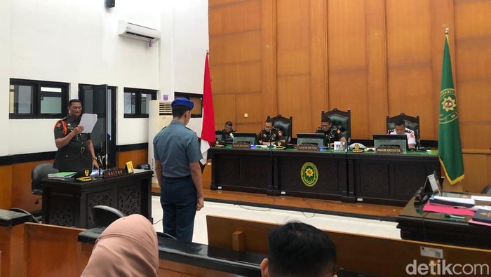 Sidang perdana Serda Adan Aryan Marsal terkait pembunuhan Iwan Sutrisman Telaumbanua (21) casis Bintara TNI AL asal Nias di Pengadilan Militer I-03 Padang