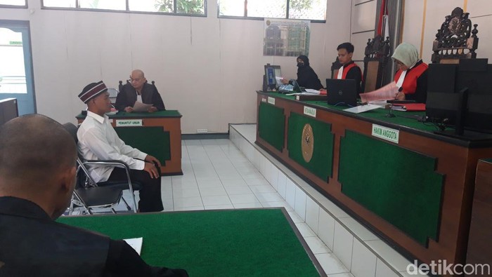 Terdakwa Irwan, menjalani sidang dakwaan pembunuhan bos tembaga Bayu Handono di PN Boyolali, Rabu (14/8/2024).
