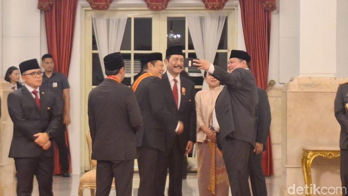 Tiga elite Golkar Airlangga Hartarto, Luhut Binsar Pandjaitan, hingga Bambang Soesatyo terlihat foto bersama dengan Ketua DPP Puan Maharani di Istana Negara (Eva/detikcom)