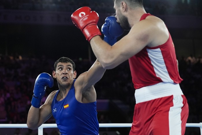Uzbekistans Bakhodir Jalolov, right, fights Spains Ayoub Ghadfa in their mens +92 kg final boxing match at the 2024 Summer Olympics, Saturday, Aug. 10, 2024, in Paris, France. (AP Photo/John Locher)