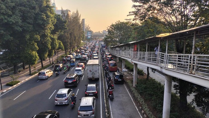 Titik macet di Jl S Parman arah Gatsu sore tadi (Astrid/detikcom)