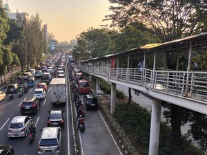 Jalan S Parman Arah Gatsu Sempat Macet, Pengendara sampai Masuk Jalur TransJ