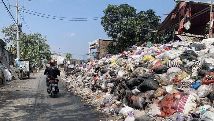 Tumpukan sampah di Jalan Wiyoro Baru, Baturetno, Banguntapan, Bantul.