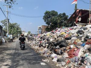 Tumpukan Sampah Penuhi Jalan Wiyoro Baru, DLH Bantul: Dikelola Pihak Swasta