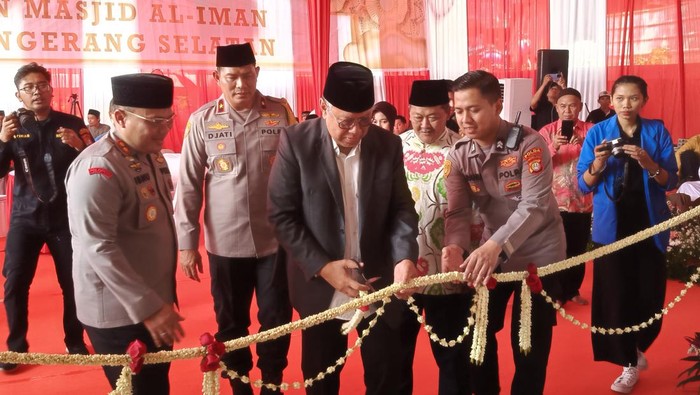 Wakapolda Metro Jaya Brigjen Djati Wiyoto meresmikan masjid Al-Iman di Asrama Polisi Pakujaya, Tangsel.