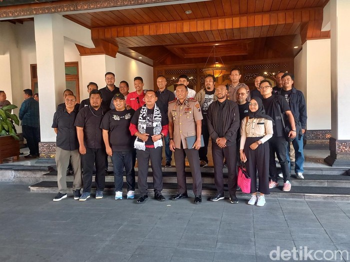 Wali Kota Solo Teguh Prakosa seusai beraudiensi dengan PSS Sleman, Persis Solo, Panpel Manahan, dan Polresta Solo di Balai Kota Solo, Rabu (14/8/2024).