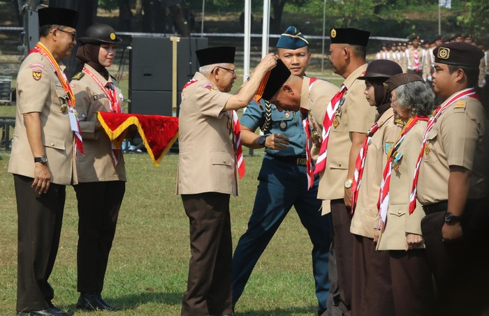 Wapres hadiri upacara HUT ke-63 Pramuka Wakil Presiden Ma`ruf Amin (kanan) bersama Ketua Kwarnas Pramuka Budi Waseso (kiri) mengikuti upacara HUT ke-63 Pramuka di Buperta Cibubur, Jakarta, Rabu (14/8/2024). Peringatan Hari Pramuka 2024 yang diikuti 10.000 anggota pramuka dari seluruh Kwatir Daerah se-Indonesia tersebut bertema Pramuka Berjiwa Pancasila Untuk Menjaga Keutuhan NKRI. ANTARA FOTO/Asprilla Dwi Adha/foc.