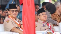 Wakil Presiden Ma`ruf Amin (kanan) bersama Ketua Kwarnas Pramuka Budi Waseso (kiri) mengikuti upacara HUT ke-63 Pramuka di Buperta Cibubur, Jakarta, Rabu (14/8/2024).