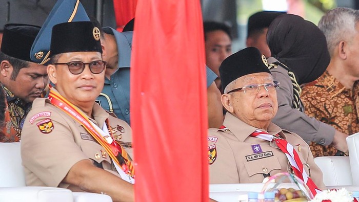 Wapres hadiri upacara HUT ke-63 Pramuka Wakil Presiden Ma`ruf Amin (kanan) bersama Ketua Kwarnas Pramuka Budi Waseso (kiri) mengikuti upacara HUT ke-63 Pramuka di Buperta Cibubur, Jakarta, Rabu (14/8/2024). Peringatan Hari Pramuka 2024 yang diikuti 10.000 anggota pramuka dari seluruh Kwatir Daerah se-Indonesia tersebut bertema Pramuka Berjiwa Pancasila Untuk Menjaga Keutuhan NKRI. ANTARA FOTO/Asprilla Dwi Adha/foc.