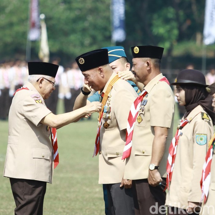 Wapres RI Sematkan Lencana Melati kepada Ketua Kwarda Jatim Arum Sabil