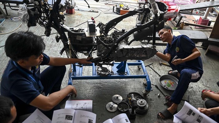 Warga binaan mengikuti pelatihan teknik sepeda motor di Lembaga Permasyarakatan (Lapas) Kelas II A Salemba, Jakarta, Rabu (14/8/2024). Sebanyak 30 warga binaan yang sudah menjalani dua per tiga masa tahanan diberikan pelatihan kerja seperti teknik sepeda motor, mengelas, dan memperbaiki pendingin udara agar siap bekerja ketika keluar dari lapas. ANTARA FOTO/Muhammad Ramdan/foc.