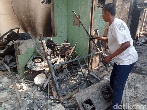 Warga korban kebakaran di Jl Remaja 5, Manggarai, Jakarta Selatan (Jaksel), mulai mendatangi puing-puing rumahnya. (Taufiq S/detikcom)