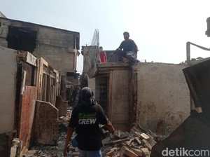 Momen Korban Kebakaran di Manggarai Jaksel Kumpulkan Barang yang Selamat
