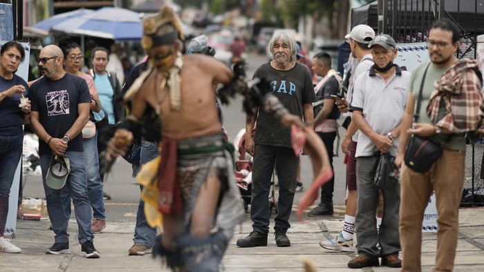 Warga Meksiko memperingati 503 tahun jatuhnya ibu kota kekaisaran Aztec di Meksiko City. Begini potretnya.