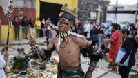Penari Mexica tampil dalam upacara peringatan 503 tahun jatuhnya ibu kota kekaisaran Aztec, Tenochtitlan, di Mexico City, Selasa (13/8/2024).