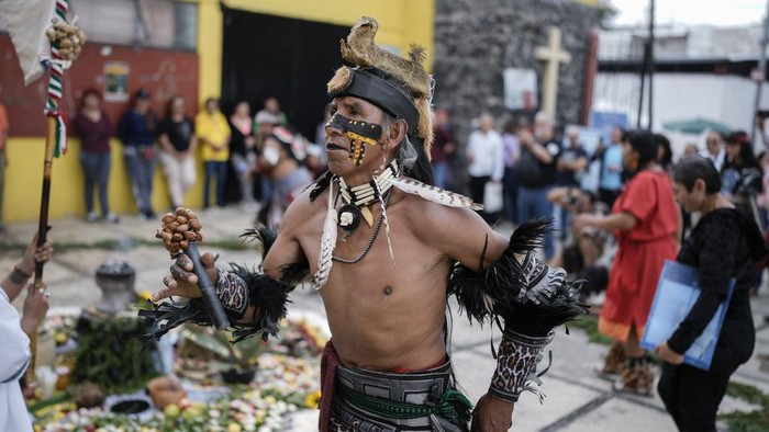 Warga Meksiko Peringati 503 Tahun Runtuhnya Ibu Kota Aztec Warga Meksiko memperingati 503 tahun jatuhnya ibu kota kekaisaran Aztec di Meksiko City. Begini potretnya.