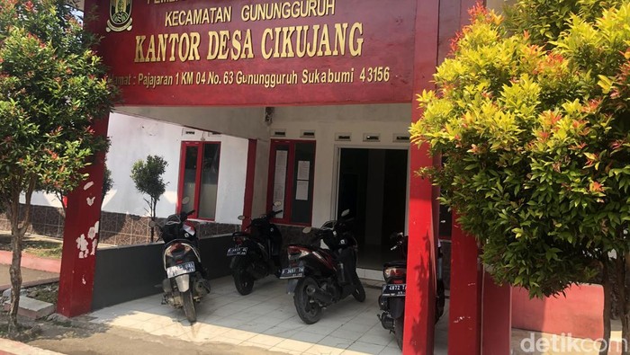 Warga saat mendatangi kantor Desa Cikujang, Kabupaten Sukabumi