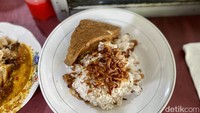 Porsi nasi uduknya tidak terlalu banyak, sekitar satu centong. Nasinya pera, harum pandan dan daun salam, dan rasanya sangat berempah. Foto: detikcom/Riska Fitria